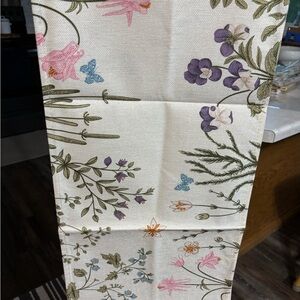 66-2 Floral Patterned Table Runner. NWOT